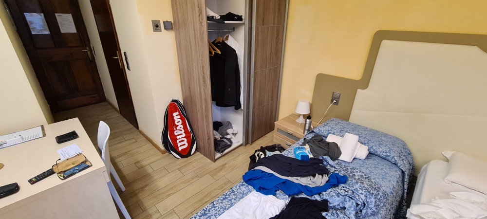 Unaufger�umtes Zimmer, aber alles da �