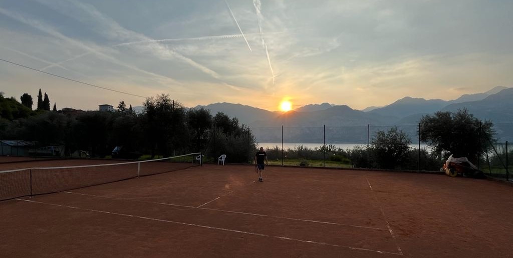 Abendstimmung �ber dem Tenniscourt am Gardasee