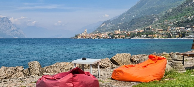 Farbtupfer mit Funktion am Ufer