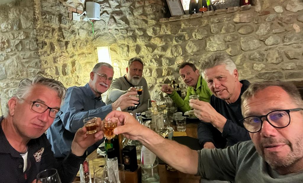 Alle trinken auf ein Wiedersehen im jahr 2024!