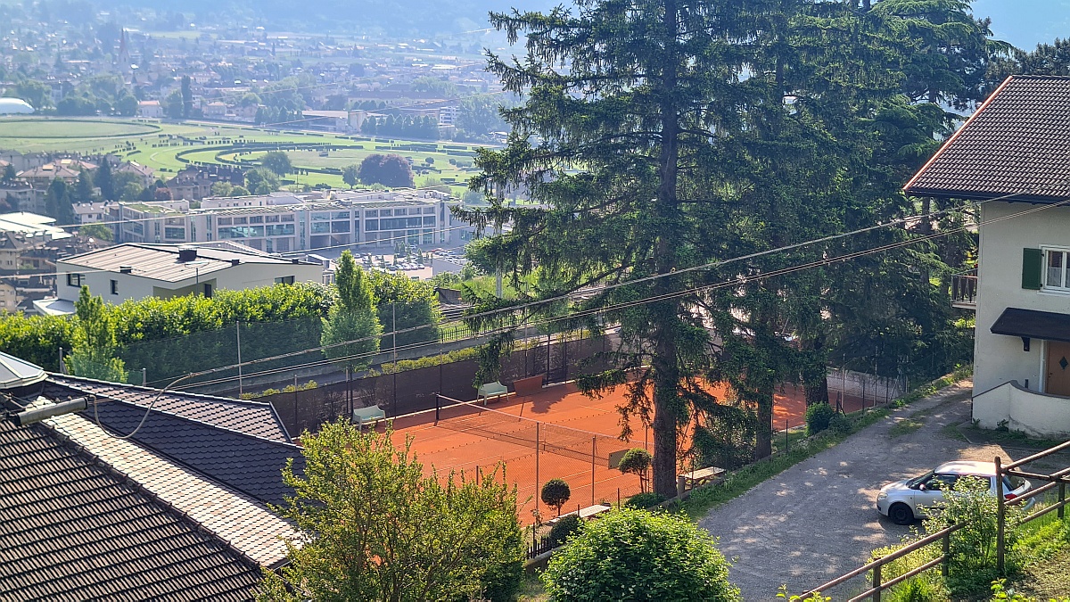 Fantastischer Ausblick auf einen der beiden Tenniscourt und Meran