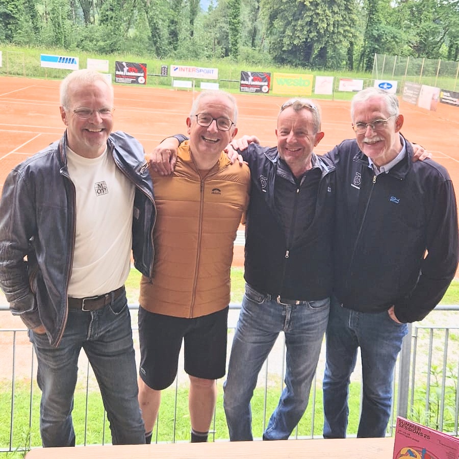 Zuversichtliches Team 55 beim TC H&ouml;chst