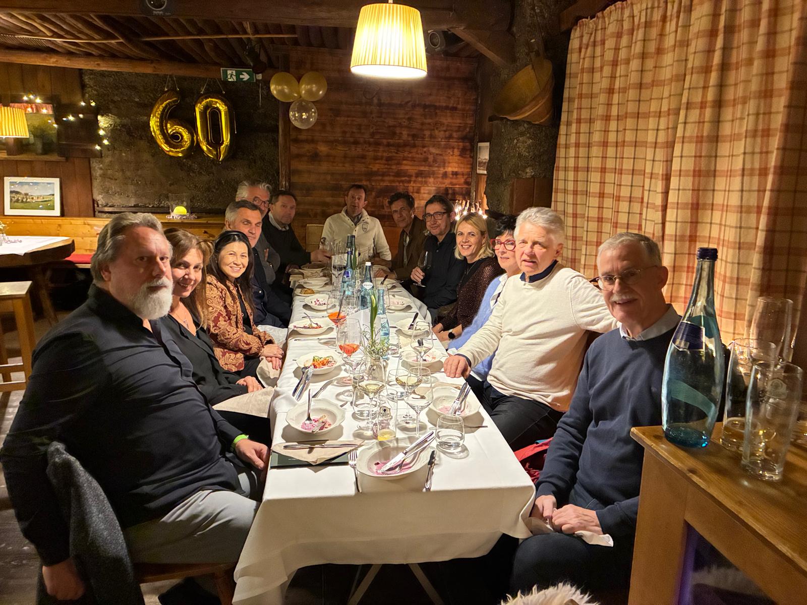 Team 55 und Team 60 am reich gedeckten Tisch