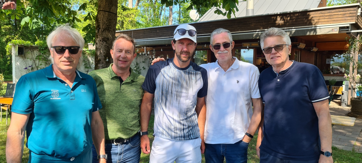 Erinnerungsfoto der TC Dornbirn Senioren f�r J�rgen Melzer