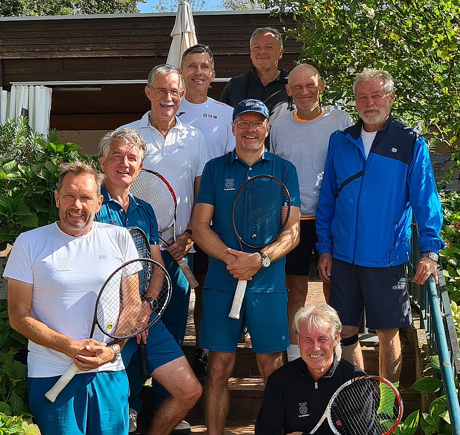 Gruppenfoto vom TC Dornbirn und dem Wiener Athletiksport Club beim Heimspiel des TC Dornbirn in der Bundesliga-Begegnung Herren 55