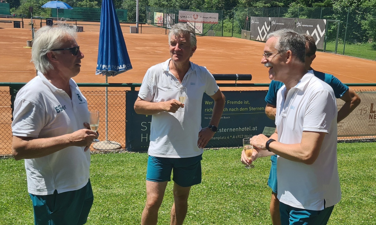 Freudiges Fachsimpeln des TC Dornbirn �ber die VMM Meisterschaft 2022 in der A Klasse Herren 55