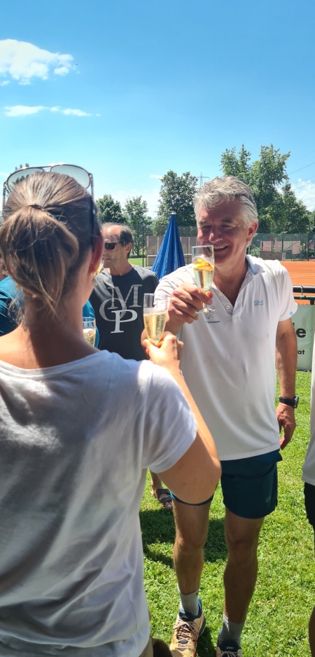 Ein Prosit als Danke f�r die moralische Unterst�tzung w�hrend des Spiels